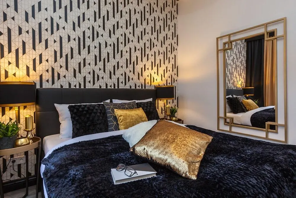 Golden Prague Rooms מלון